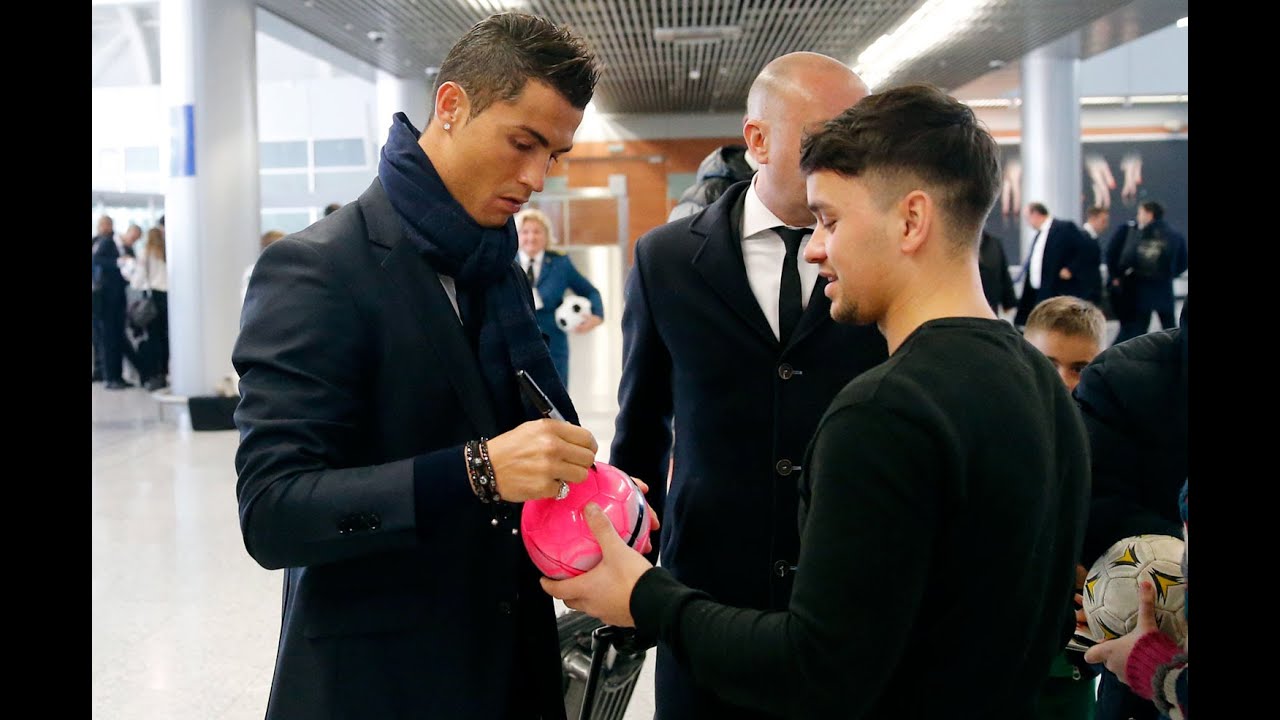 Customs officers also after CR7's autograph background