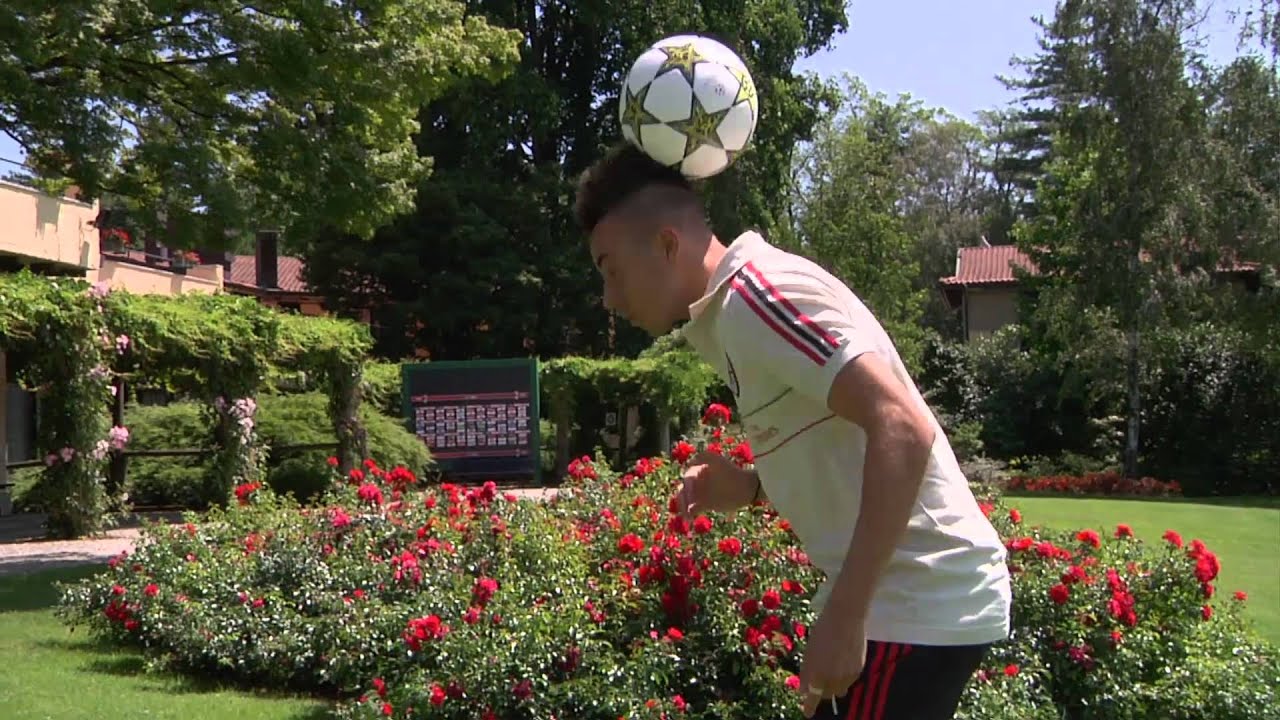 Lezione di palleggi con El Shaarawy A skills lesson, Freestyle! background