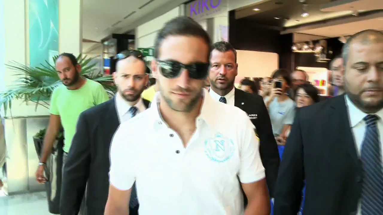 Higuain all'Official Store SSCNapoli Centro commerciale Campania background