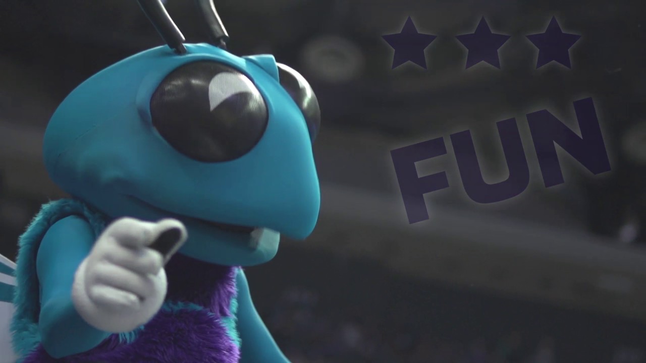 HUGO WANTS YOUR VOTE! background