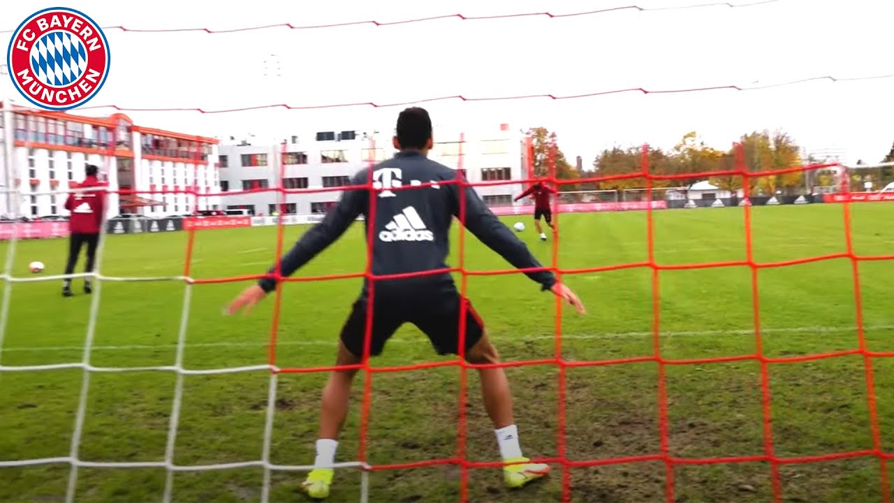Musiala in Goal vs. Nagelsmann & Co. đ§€âœïž | FC Bayern Training background
