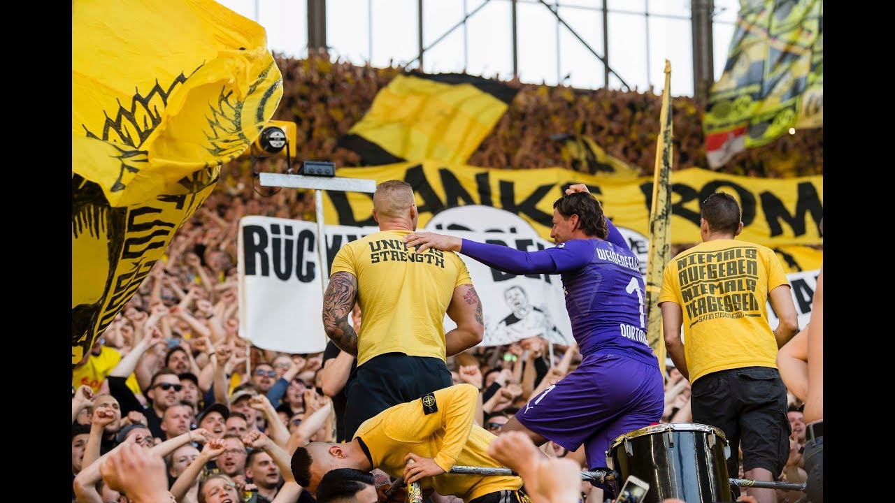 Roman Weidenfeller's last time with BVB fans on the Yellow Wall!