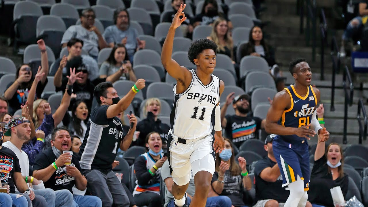 Highlights: San Antonio Spurs Win Preseason Opener vs. Utah Jazz, 111-85 background