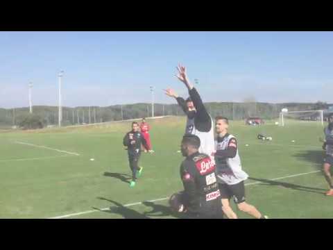 A Castel Volturno sfida all'ultimo... canestro: che spettacolo Callejon!