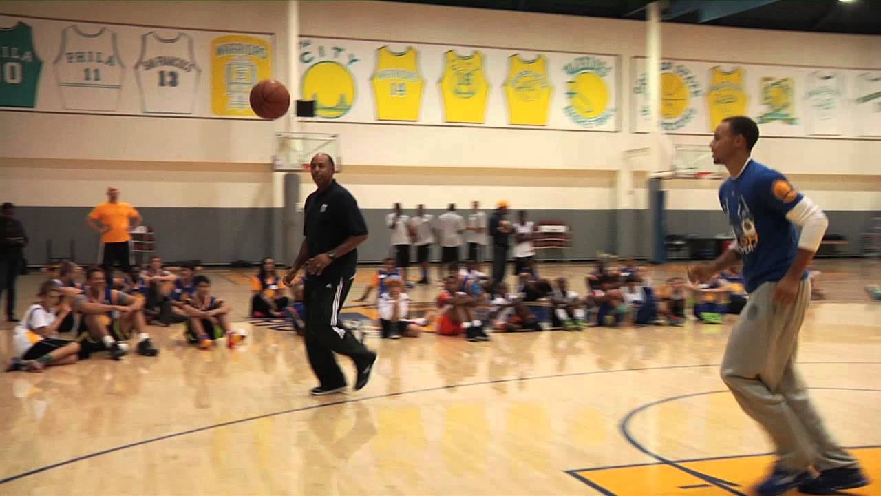 Steph and Dell Curry Play P.I.G. at #SplashBrothers Clinic background