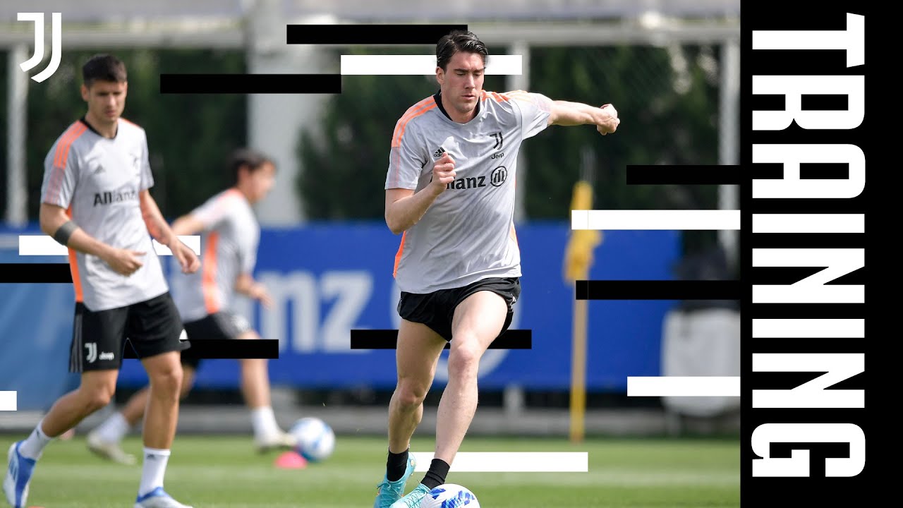 Which Team Wins the Passing Drill? | Preparing for Bologna! | Juventus Training background