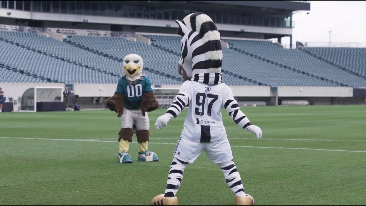 Juventus vs Philadephia Eagles #MascotChallenge | #CONTAJUS background