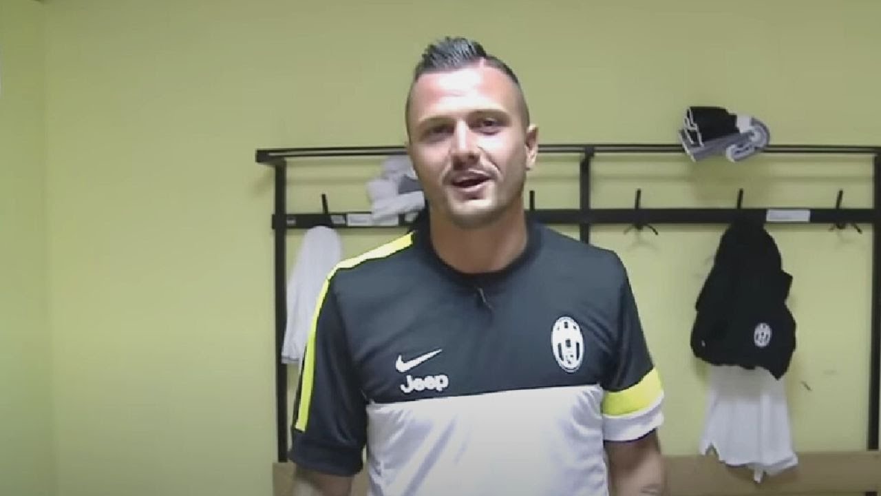 A tour of the Juventus dressing room with Simone Pepe!