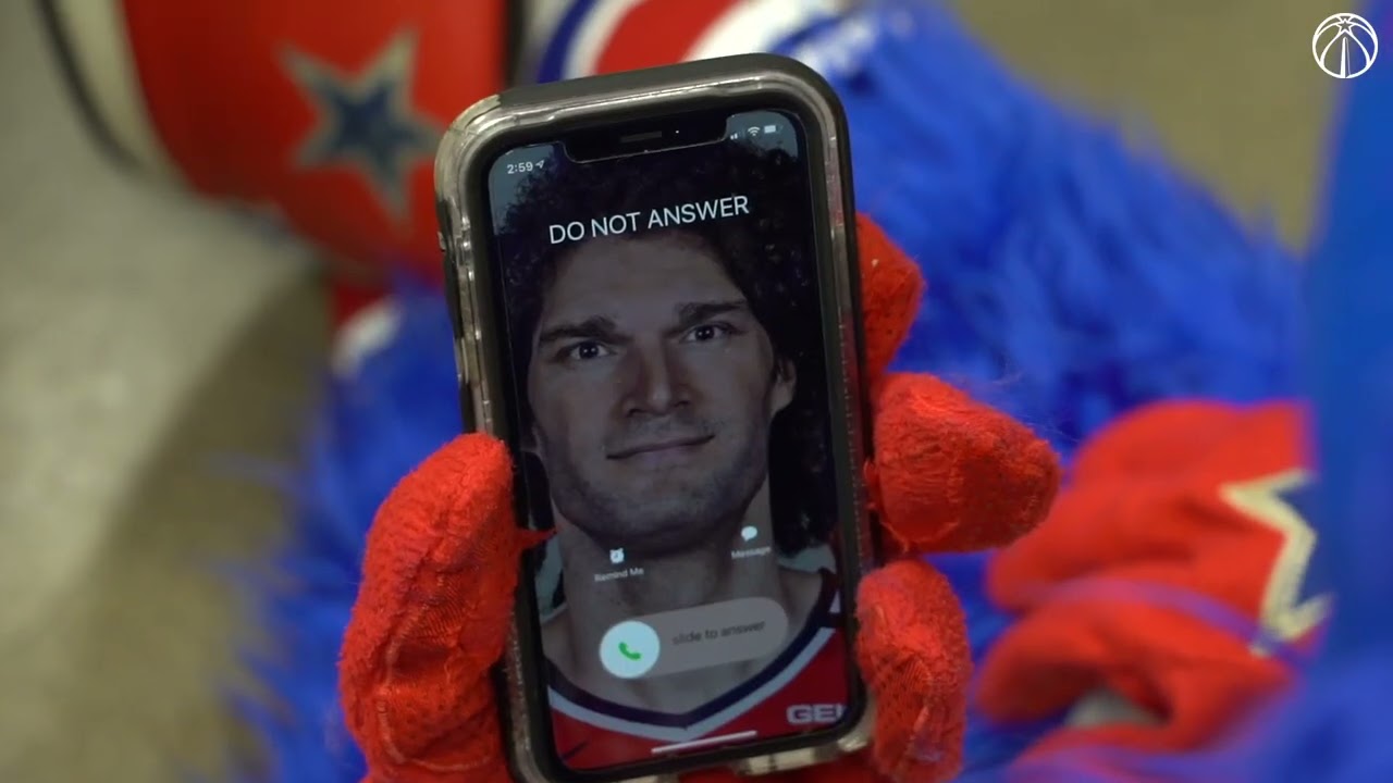 Robin Lopez welcomes back Wizards mascot G-Wiz