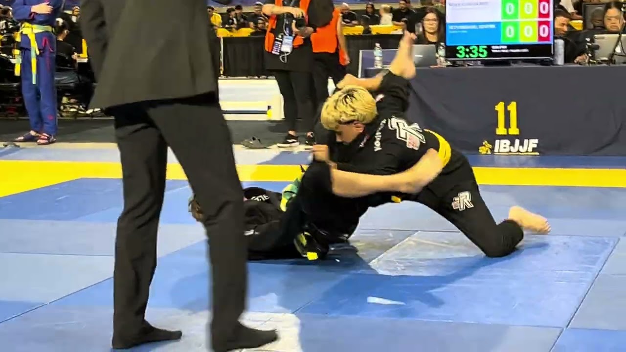 No Space. No Escape. 😤 This Kid Fought Like a Black Belt!
