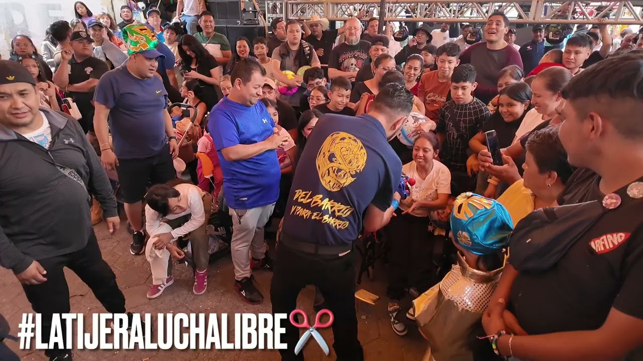 El Cafecito entrega la máscara obsequiada por Cocolores a fiel aficionada