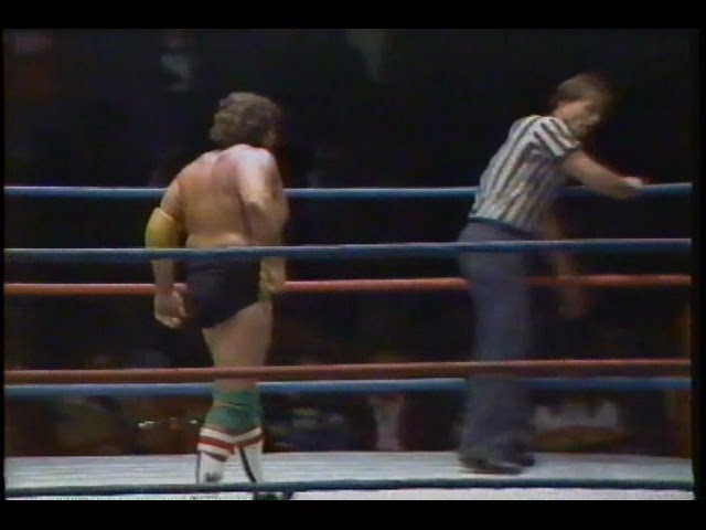Adrian Adonis outsmarts Larry Hennig - AWA 9/19/82 background