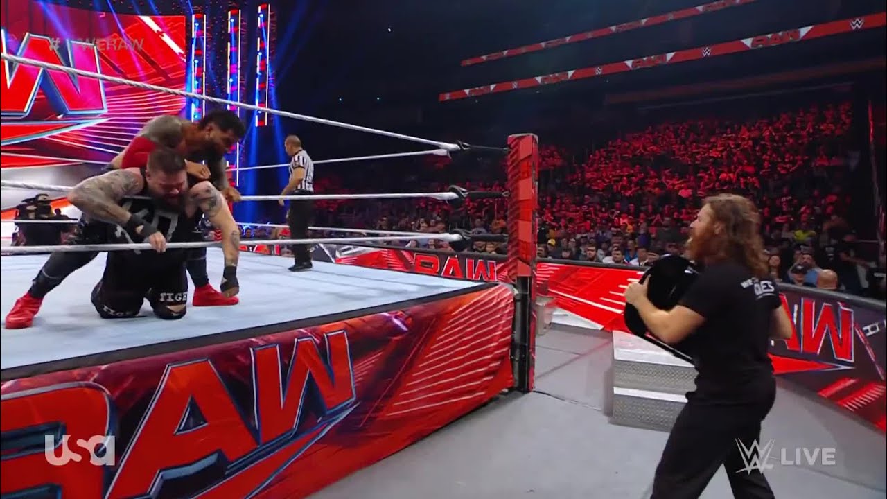 Kevin Owens vs Jey Uso W/ Sami Zayn & Jimmy Uso (WWE Raw 8/29/22)