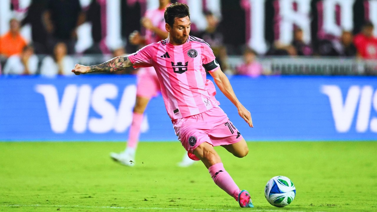 Lionel Messi - Passing Skills That Can't Be Explained background