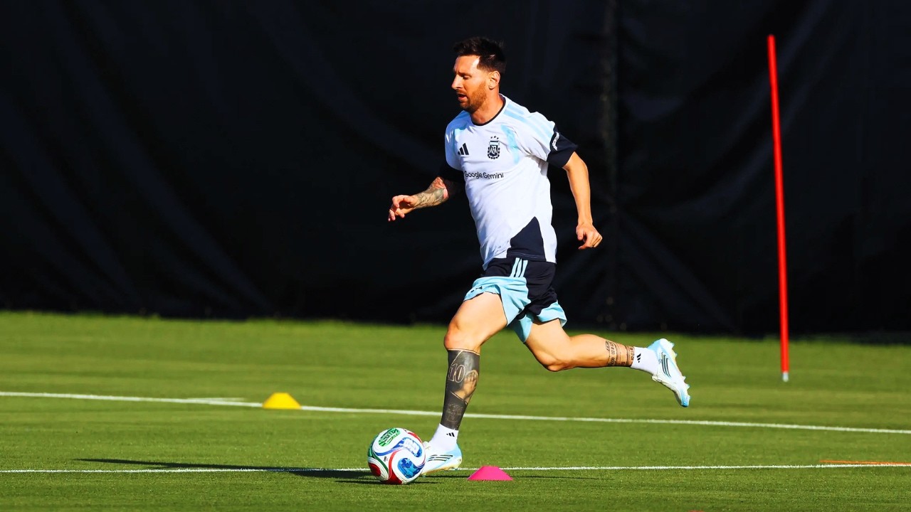 Lionel Messi Trains Before The Game vs Algeria background