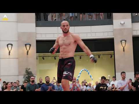 Uroš Medić na OTVORENOM treningu pred UFC Beograd ! background