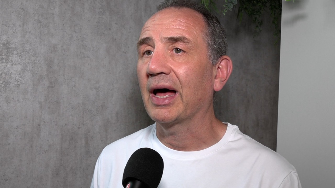 Anthony Joshua Former Trainer Rob McCracken HONEST On SHOCK KNOCKDOWNS & Fury fight background