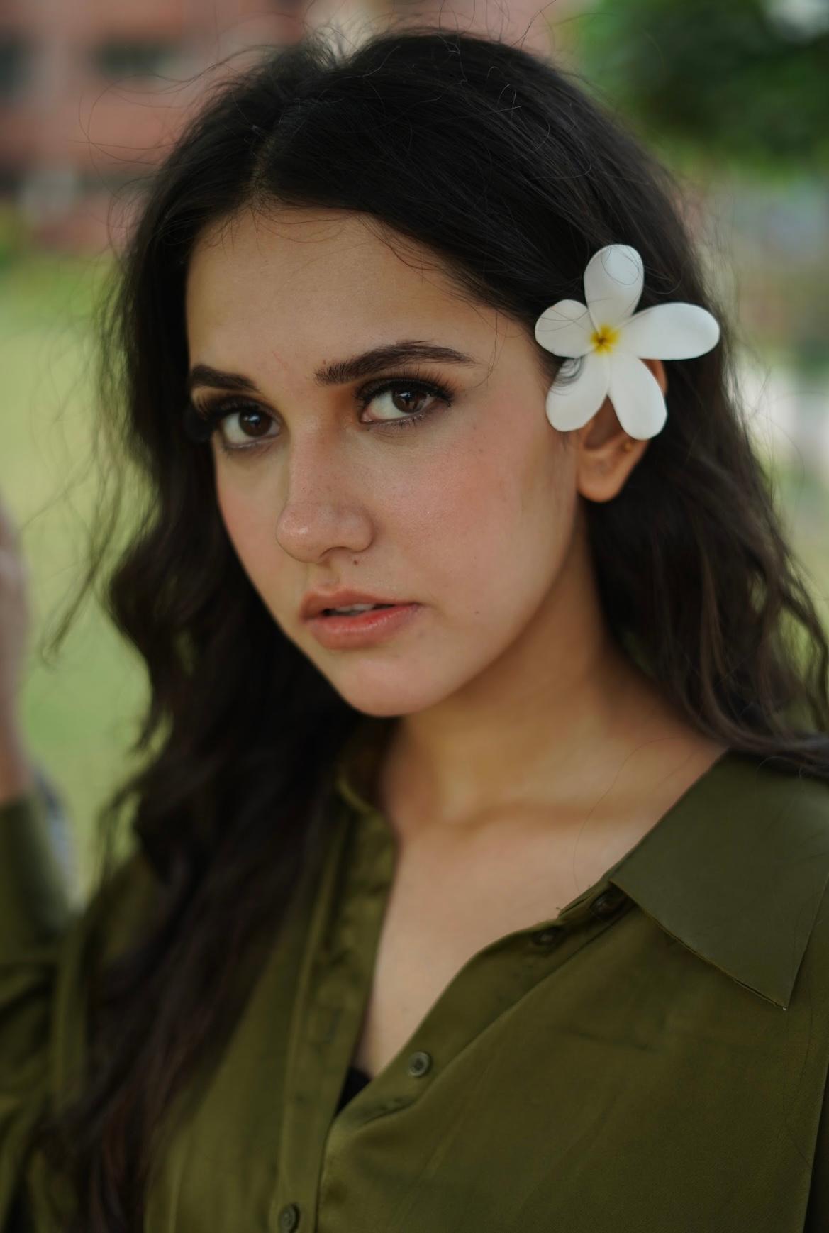 actor Isha Sandhir large photo