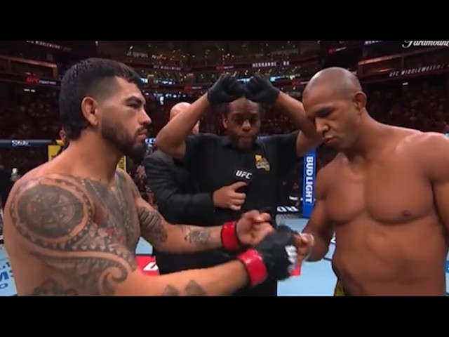 Gregory Rodrigues and Anthony Hernandez go to WAR in a brutal battle π± background