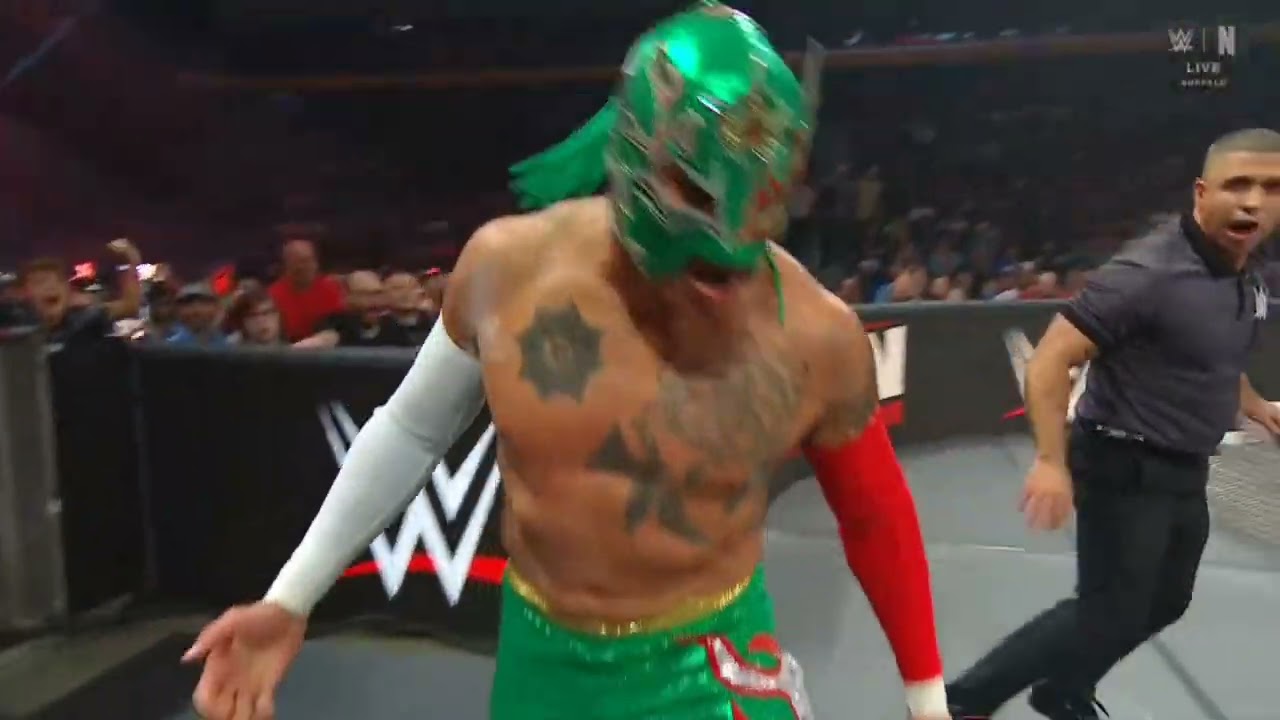 WWE RAW REY FENIX VS EL FISCAL 08/17/26 background