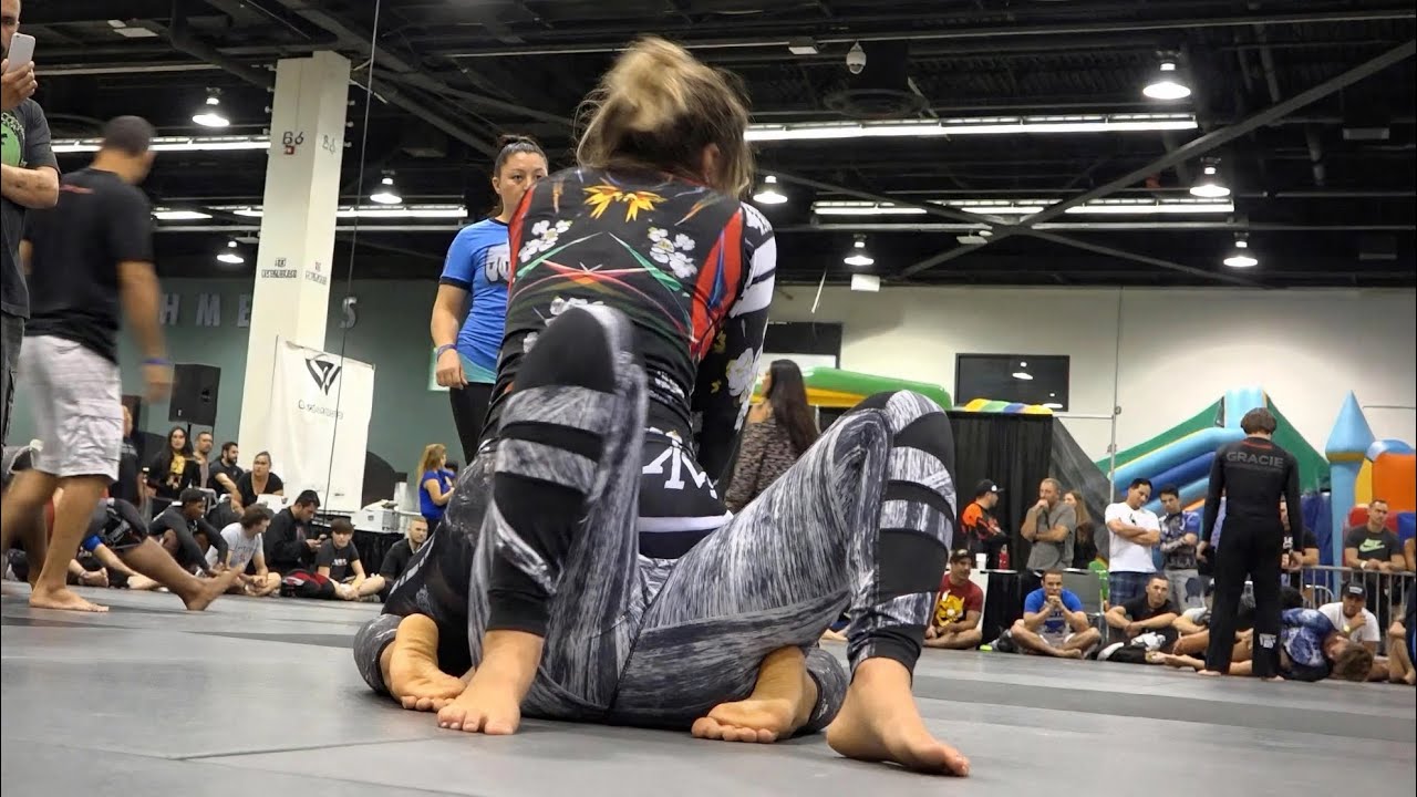Women grappling Full Mount fight Lila vs. Talita