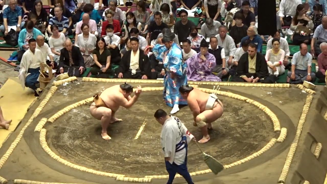 竜電 vs日翔志【大相撲令和7年9月場所】初日 RYUDEN HITOSHI 2025/09/14 SEP 2025 DAY1 backdrop