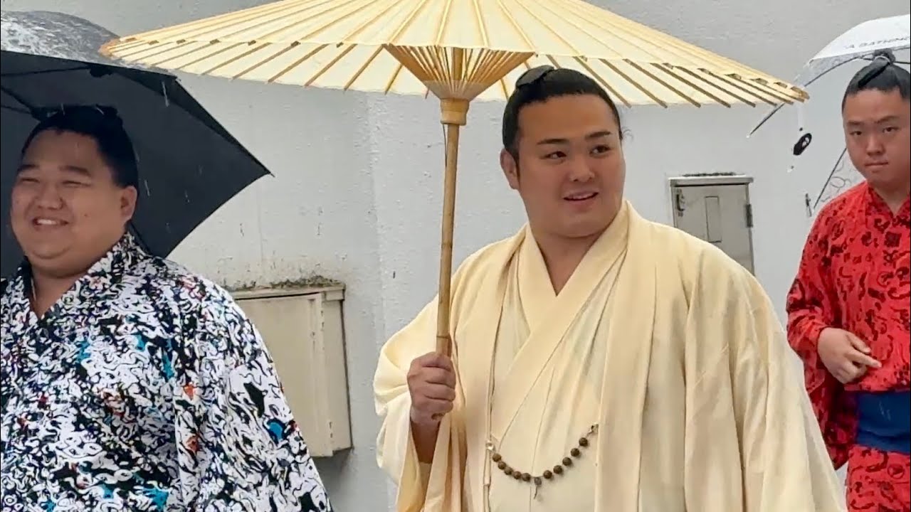 豪雨直撃!風流な番傘姿の力士が国技館入り☂️生田目 炎鵬 若元春 丹治 隆の勝 美ノ海 一意 輝 他【大相撲令和8年9月場所】9日目【SUMO SEP DAY9】2026/9/21 入り待ち 場所入り 2026-09-22 07:00
