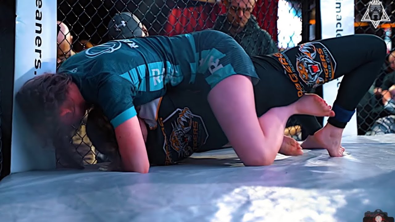 Awesome girl cagesuperfight