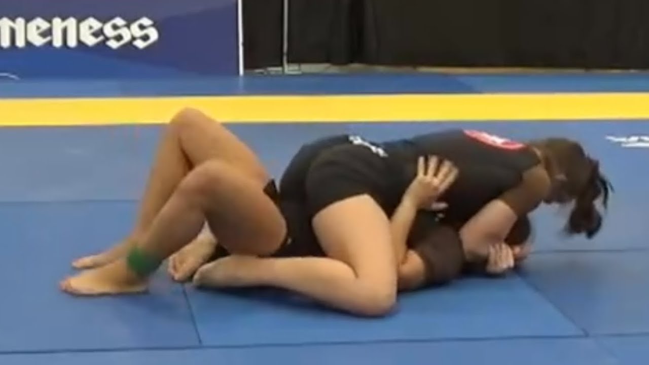 Mariana PIccolo gets long mounted in nogi grapple match