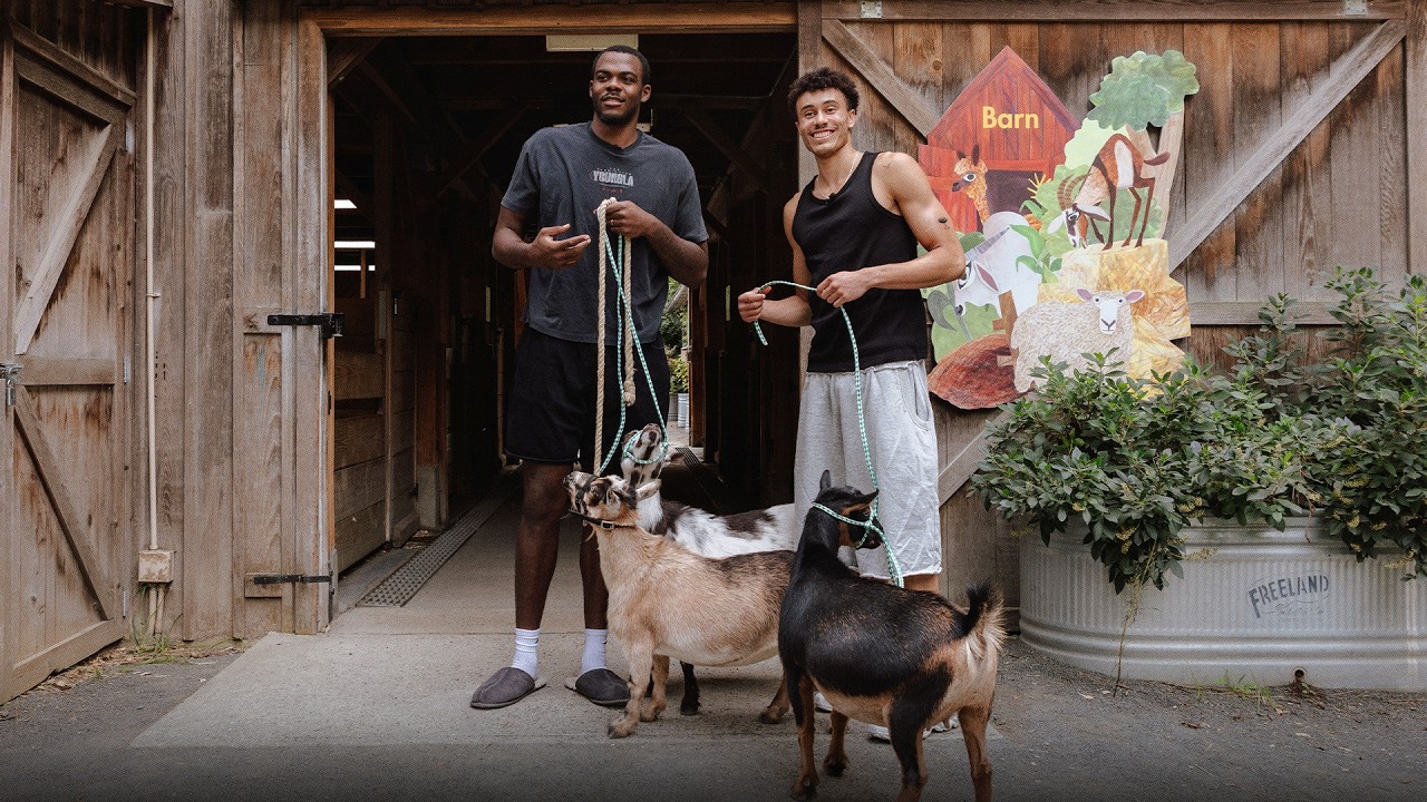 Day'Ron Sharpe and Nolan Traore Visit the Prospect Park Zoo background