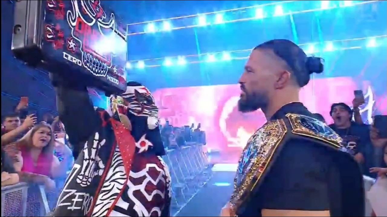 Penta confronta a Roman Reigns y Sami Zayn con el maletín - WWE Raw 19/10/2026 (En Español)